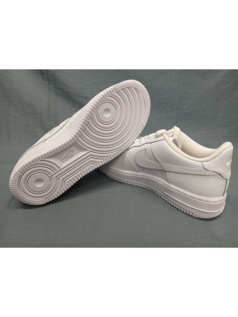 Nike Air Force 1 LE (GS) Sneakers Leather Triple White Boys Size 7 NEW IN BOX! - Picture 2 of 12